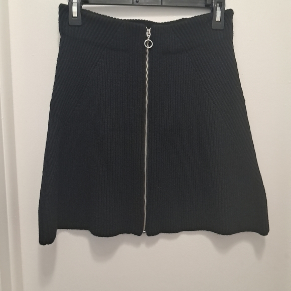 Rachel Roy knit skirt in classic black with a stylish front zip closure Fancy . - Picture 2 of 6
